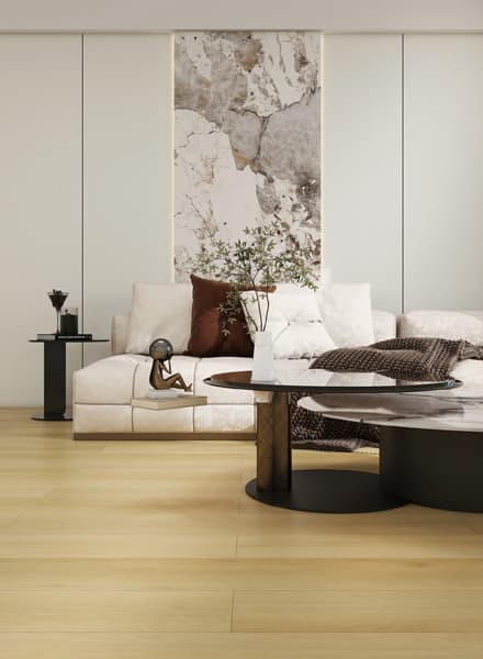 Wohnzimmer mit Marmor-Akzentwand und weißem Sofa