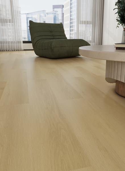 Lounge-Sessel mit Blick auf die Stadt und hellem Boden