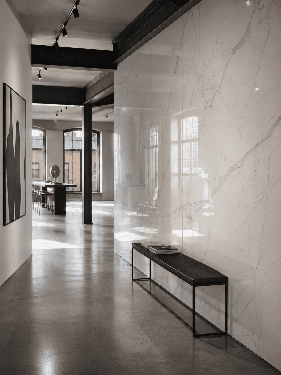 Gallery apartment with marble-look wall panels in the Bianco Luminoso decor